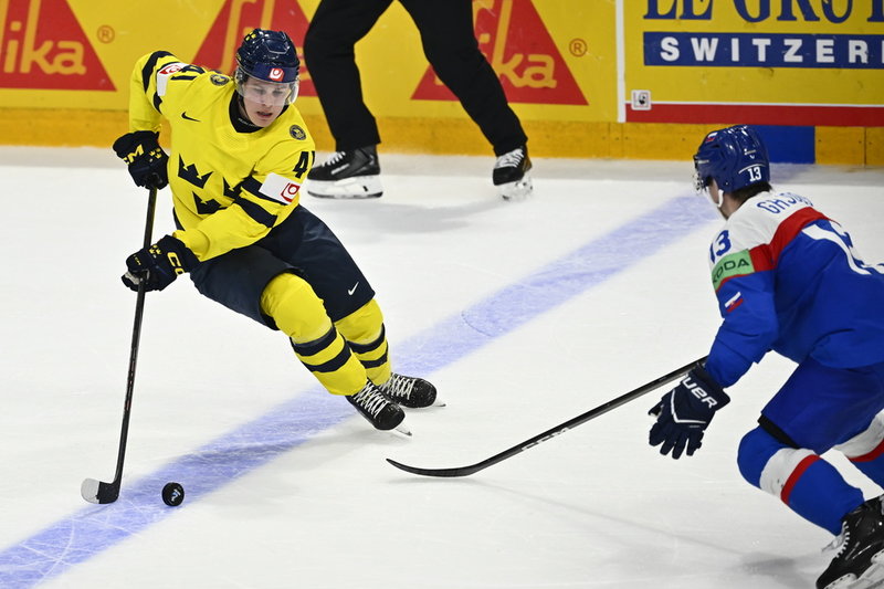 Ivar Stenberg på väg in i offensiv zon och ställs mot den slovakiske backen Frantisek Gajdos, som grundlurades av den svenske junioren.