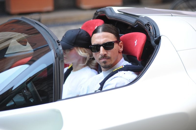 Zlatan Ibrahimovic och Helena Seger på en biltur i Milano. Foto: Stella Pictures Zlatan Ibrahimovic och Helena Seger på en biltur i Milano. Foto: Stella Pictures