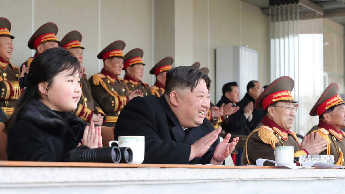 Nordkoreas ledare Kim Jong-Un tittar på fotboll tillsammans med dottern Kim Ju-Ae. Bild från den statskontrollerade nyhetsbyrån KCNA.