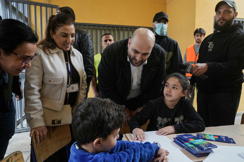 Libanons hälsominister Rakan Nassereddine på besök i en skola i en flyktinganläggning.