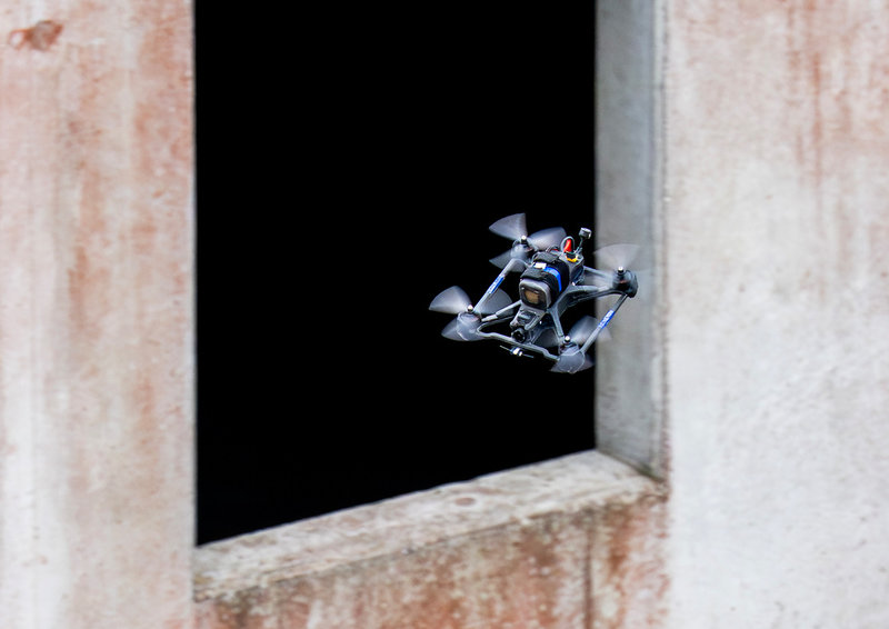 Övningen sker i urban miljö, med drönare som flyger utmed gator och in genom fönster.