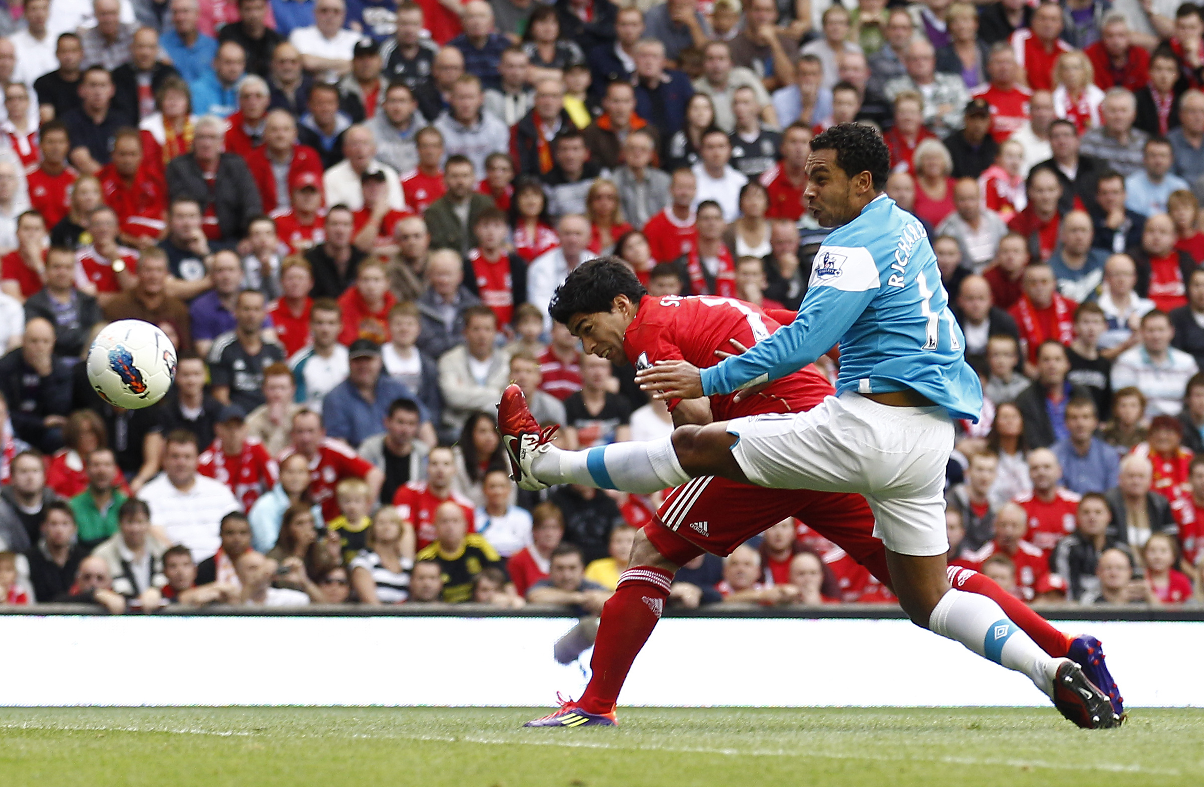 Luis Suarez nickar in 1-0 till Liverpool.