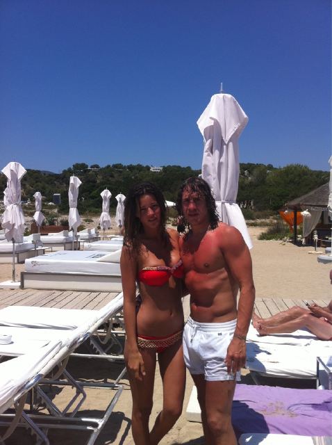 En lite för röd Carlos Puyol på stranden med flickvännen Malena. Kom ihåg solfaktorn nästa gång, Puyol! En lite för röd Carlos Puyol på stranden med flickvännen Malena. Kom ihåg solfaktorn nästa gång, Puyol!