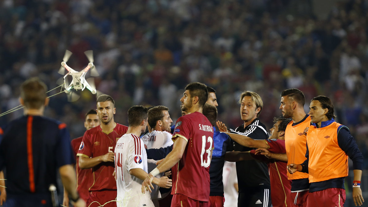 När den serbiske spelaren Stefan Mitrovic drog ned flaggan utbröt kaos. 