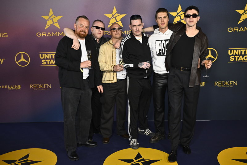 Viagra Boys består av Tor Sjödén, Linus Hillborg, Henrik "Benke" Höckert, Sebastian Murphy, Elias Jungqvist och Oskar Carls. 