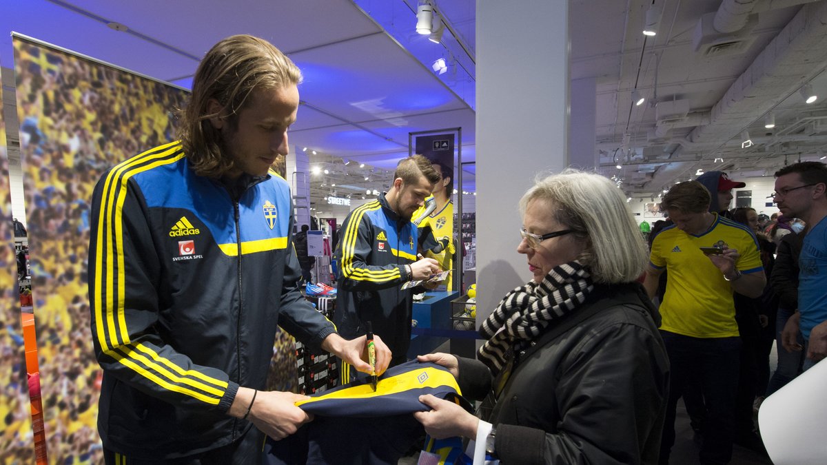 Jonas Olsson skriver autografer i Stockholm tidigare i veckan. 