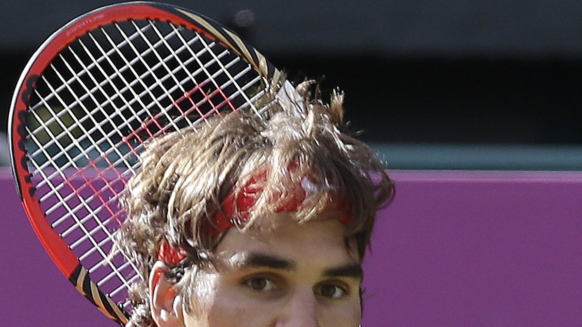 Vid ställningen 18-17 brände Federer en matchboll men hade styrkan nog för att jobba fram en ny direkt och döda matchen. 