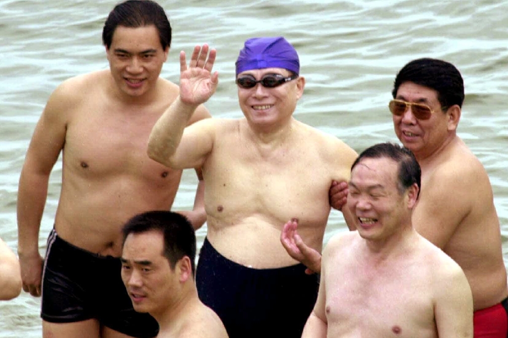 Kinas tidigare president, Jiang Zemin, klädd i blå badmössa, solkglasögon och midjehöga badbyxor. En passande utstyrsel för en president?