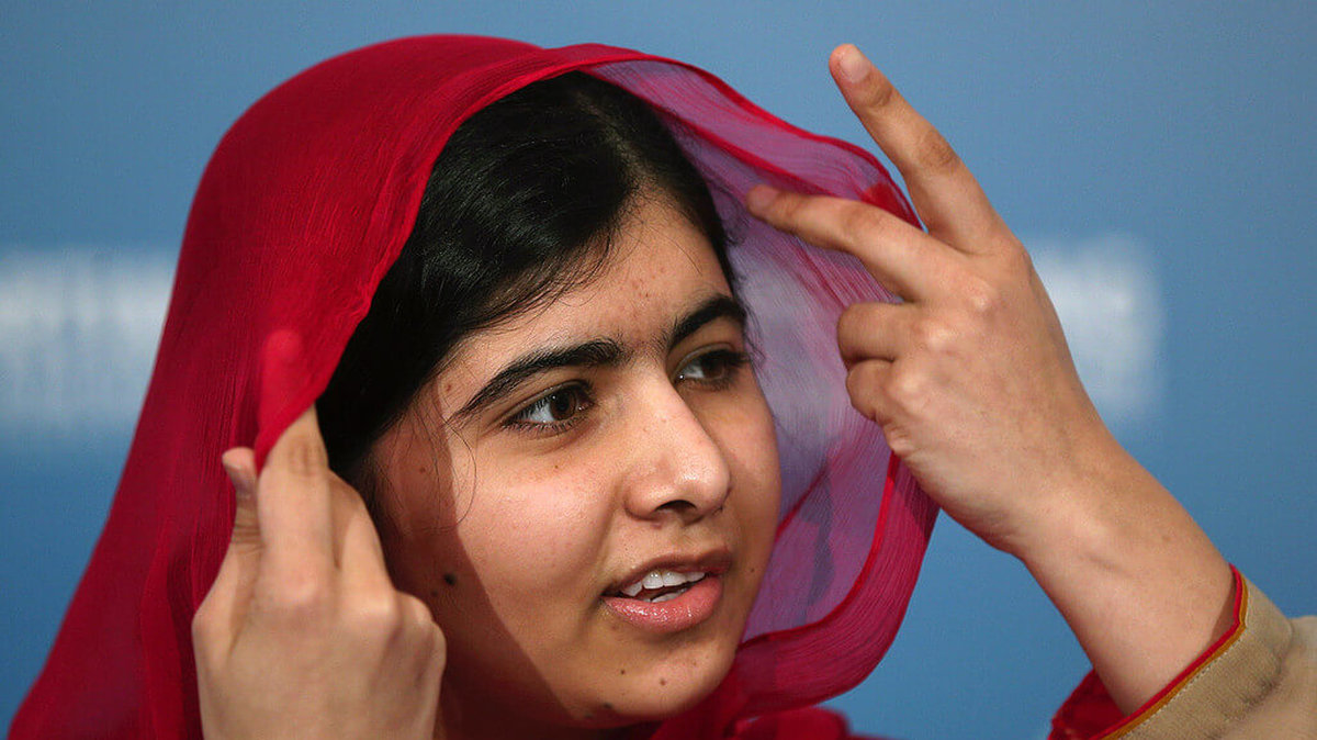 Malala Yousafzai, aktivist och vinnare av Nobel fredspris, bär slöja. 