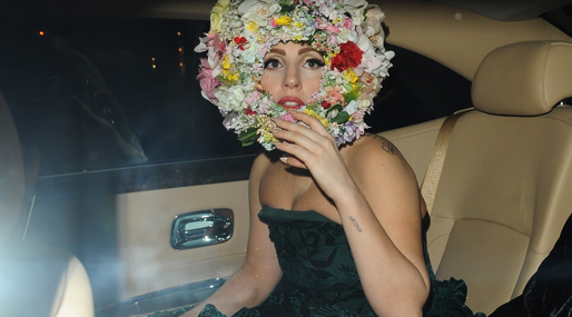 Till sitt omklädningsrum kräver Lady Gaga ett glamrock-tema. Hon vill ha vita lädersoffor, sin favoritkonst och en skyltdocka med krulligt rosa könshår. Oklart vad den fyller för funktion.