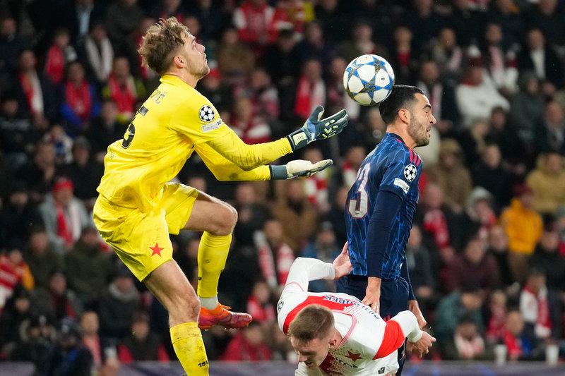 Slavia Prags målvakt Jakub Markovic missade att skopa bollen Mikel Merino kunde nicka in 3–0 för Arsenal i 3–1-segern.