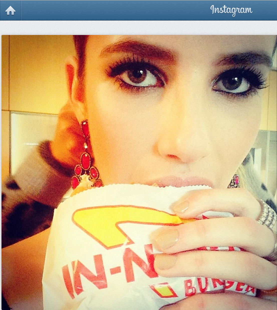 Emma Roberts trycker en burgare innan Golden Globes. Emma Roberts trycker en burgare innan Golden Globes.