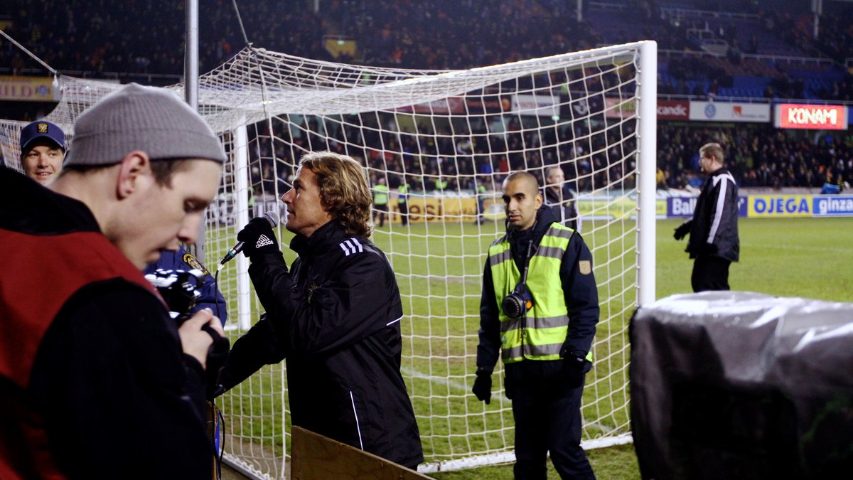 Tjerna höll tal för AIK-publiken.