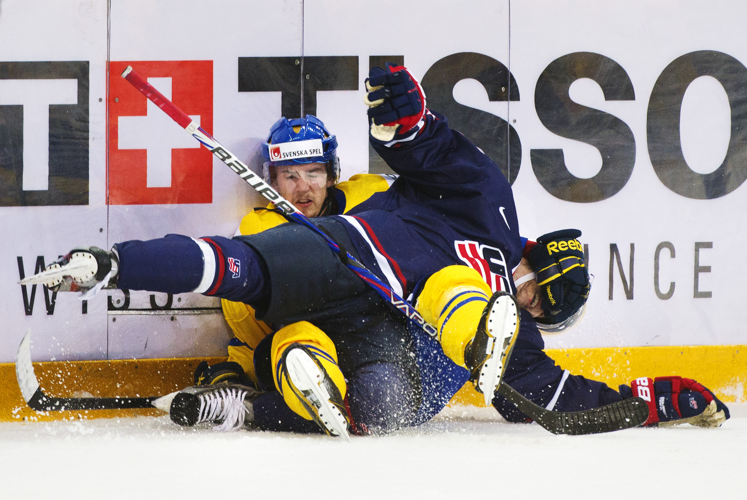 Sebastian Collberg kämpar mot USA:s Shayne Gostisbehere i JVM-finalen. Sebastian Collberg kämpar mot USA:s Shayne Gostisbehere i JVM-finalen.