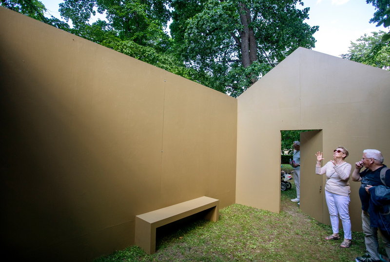 Malin Tivenius verk ”Rum för avsked” i Örebros slottspark är väggar som möter tak av trädkronor. Pressbild.