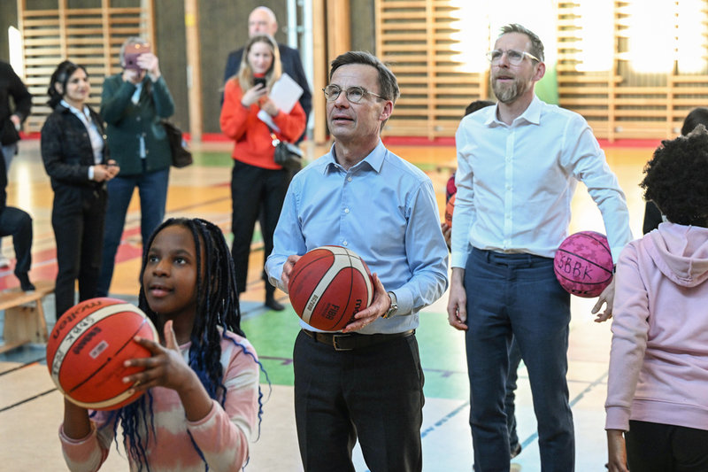 Statsminister Ulf Kristersson (M) och Jakob Forssmed (KD), idrotts- och socialminister, som också var med på basketträningen, gör sig beredda att kasta.