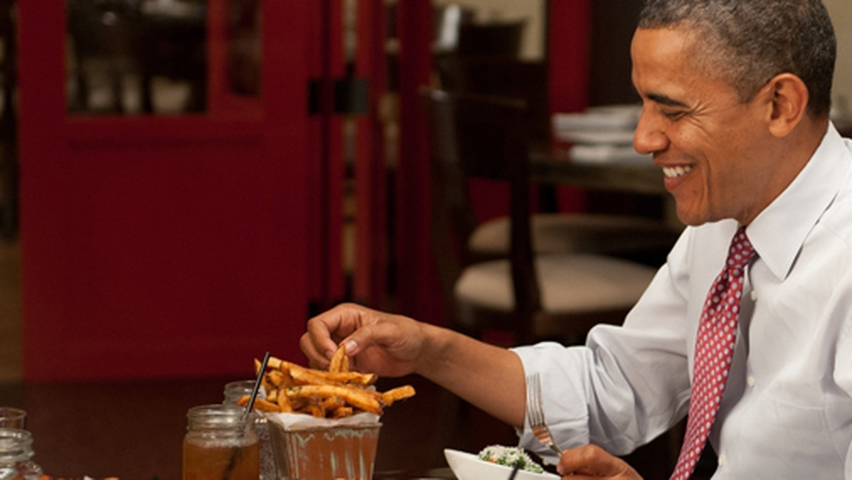 Barack Obama äter en middag och tänker kanske på hur bra Batman-rullen var. 