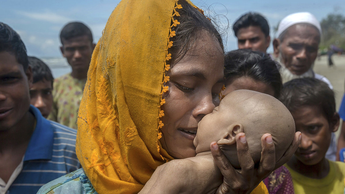 Hanida Begum​ håller sitt döda spädbarn i famnen, 14 september.