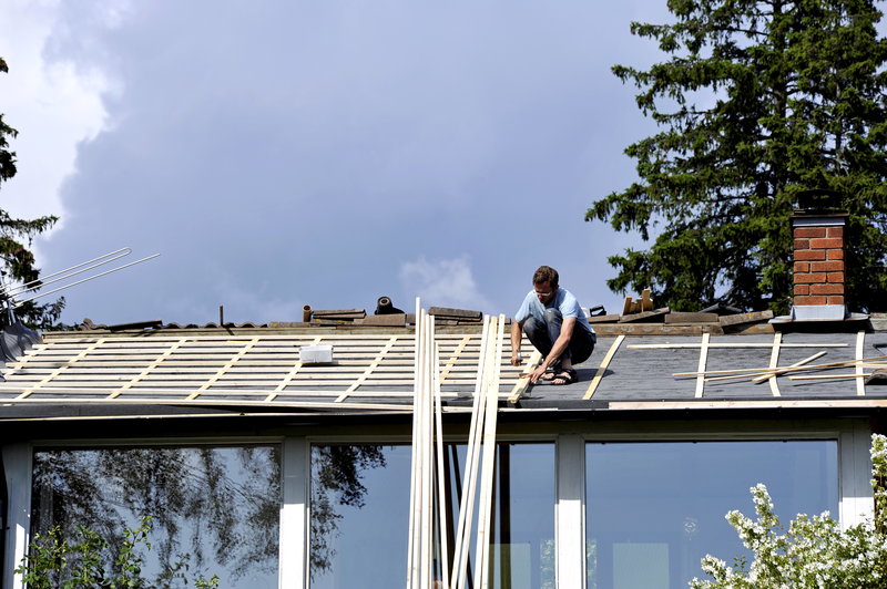 Har du anlitat en hantverkare för att bygga om, reparera eller göra förbättringar på bostaden kan du nyttja rotavdraget upp till 50 procent från den 12 maj. Foto: Hasse Holmberg/TT