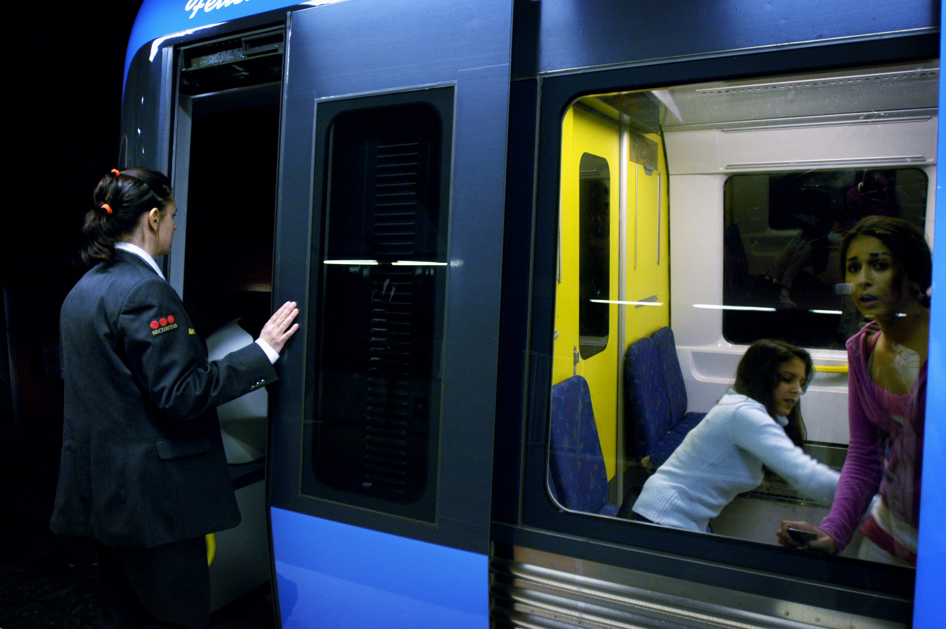 Numera måste ordningsvakter i Stockholms tunnelbana ha den nya uniformen.