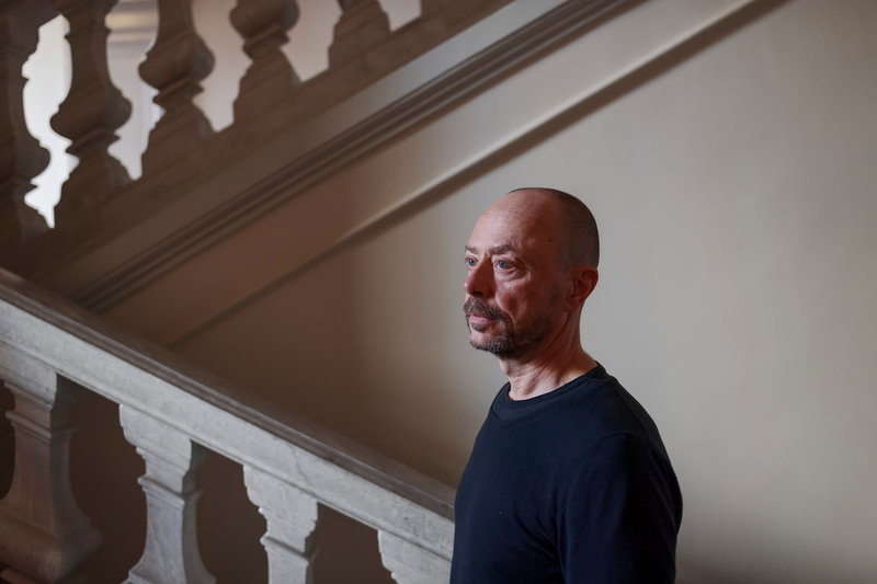 Först kommer boken 'Sarek'. Senare i höst visas tv-serien 'Nattryttarna' på C More och TV4. Den har Ulf Kvensler skrivit manuset till.