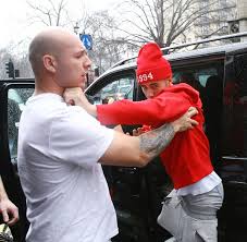 "Bieber har fått befolkningen att rasa på senaste med sitt konstiga beteende, pompösa attityd och otacksamma kommentarer", skriver sajten. På bilden går han till attack mot paparazzis i London. "Bieber har fått befolkningen att rasa på senaste med sitt konstiga beteende, pompösa attityd och otacksamma kommentarer", skriver sajten. På bilden går han till attack mot paparazzis i London.