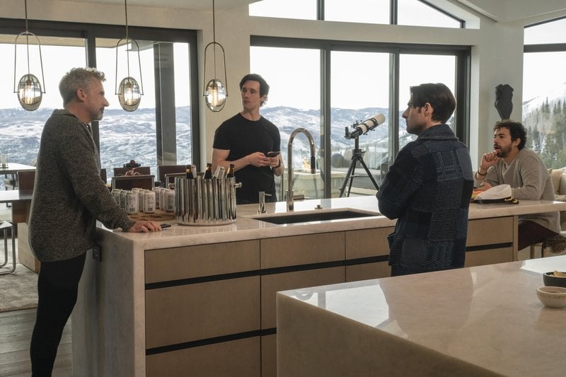 Steve Carell, Cory Michael Smith, Jason Schwartzman och Rami Youssef spelar techentreprenörer som tappar konceptet i "Mountainhead". Pressbild.
