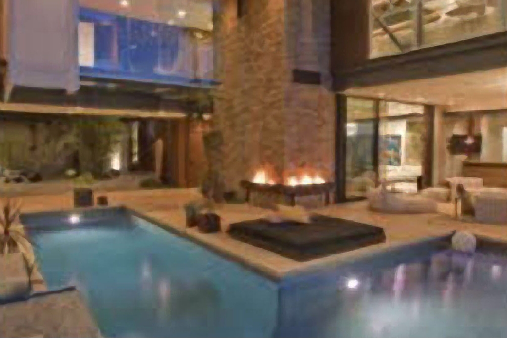 Om Bieber kommer bo här tillsammans med flickvännen Selena Gomez vet vi inte, men om de gör det kan de ta ett dopp tillsammans i poolen om kvällarna.