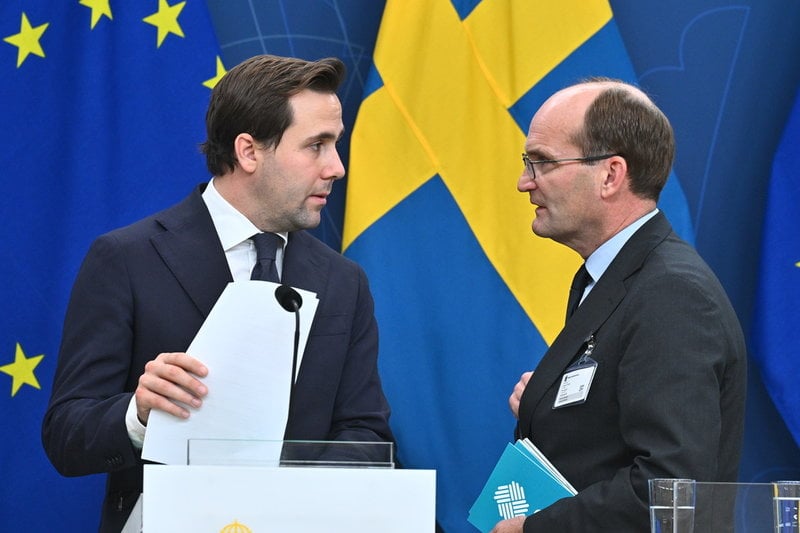 Biståndsminister Benjamin Dousa (M) tillsammans med Sidas generaldirektör Jakob Granit vid en pressträff.