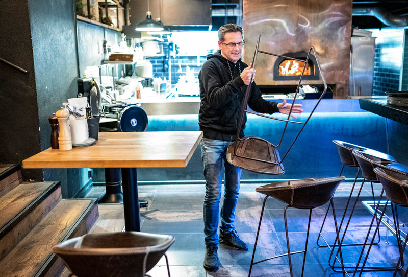 Marco Sablone flyttar undan barstolarna på Restaurang Ved i Lund.