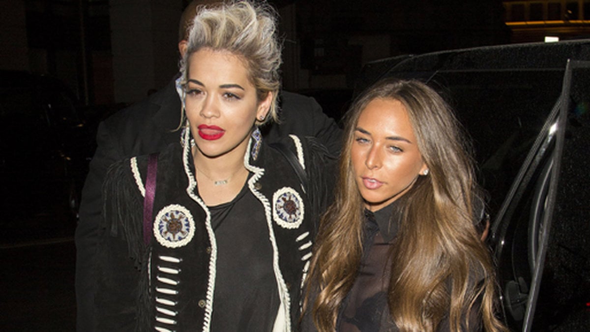 Rita Ora och Chloe Green har e festnatt i London.