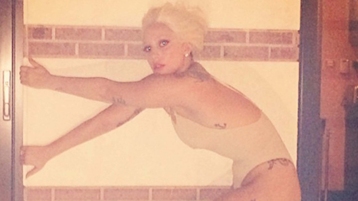 Lady Gaga stretchar i badhuset. 