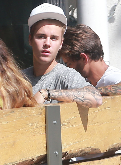 Justin Bieber får snällt sitta och vänta på sitt middagsbord på en sushirestaurang i Los Angeles. Justin Bieber får snällt sitta och vänta på sitt middagsbord på en sushirestaurang i Los Angeles.
