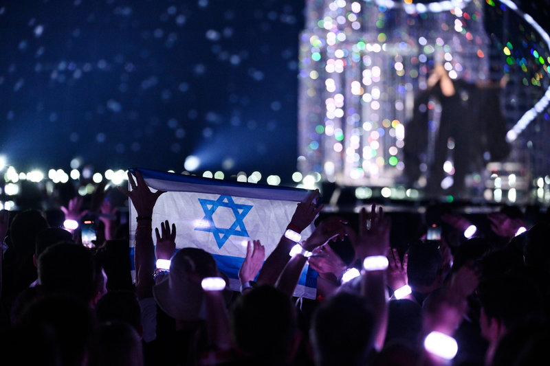 Både israeliska och palestinska flaggor fanns i publiken.