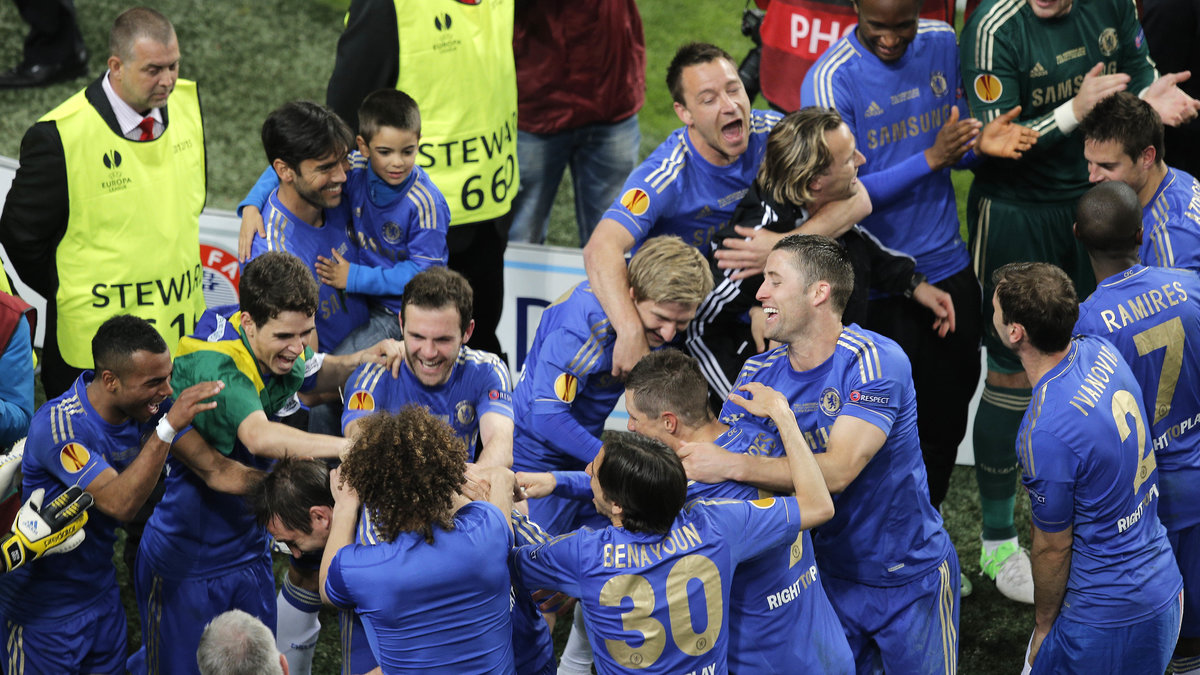 Mitt bland firande Chelsea-spelare nästlade sig Louis in. 