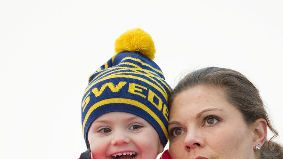 Här spanar hon på längdskidor tillsammans med mamma i Falun. 