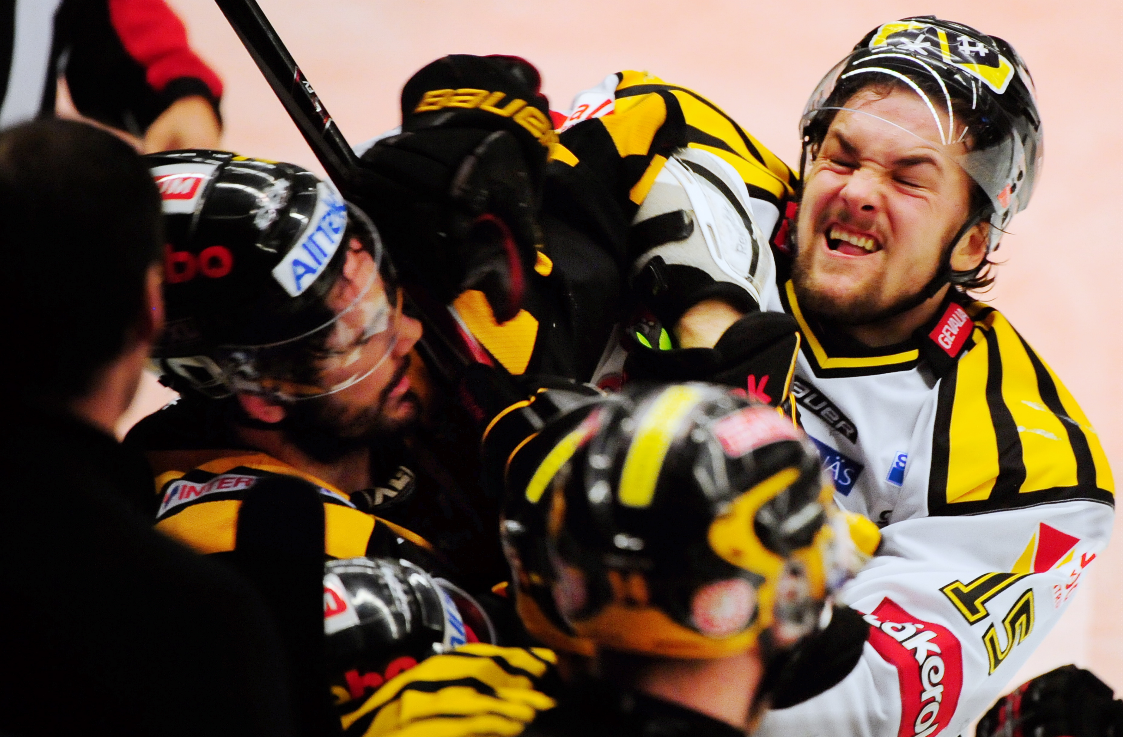 I den tredje perioden hettade det även till känslomässigt. Här fajtas Brynäs Simon Bertilsson med Skellefteås Bud Holloway. I den tredje perioden hettade det även till känslomässigt. Här fajtas Brynäs Simon Bertilsson med Skellefteås Bud Holloway.