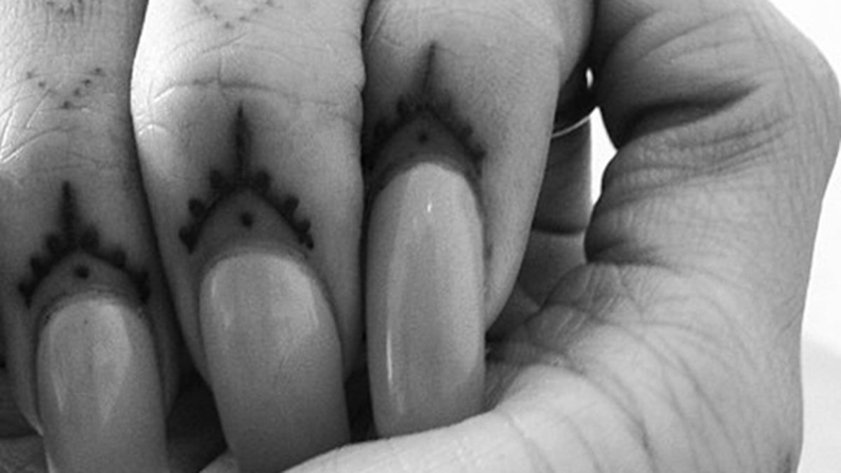Får vi gissa att det gjorde rejält ont vid nagelbanden? Det här är tatueringen som Cally gjorde. 