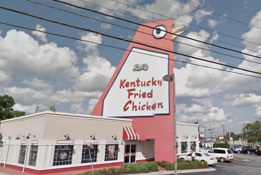 2. Kentucky fried jättechicken i Marietta. Den här kycklingen är den största i sitt slag. Och marknadsför friterade bitar av sin egen djurart. 2. Kentucky fried jättechicken i Marietta. Den här kycklingen är den största i sitt slag. Och marknadsför friterade bitar av sin egen djurart.