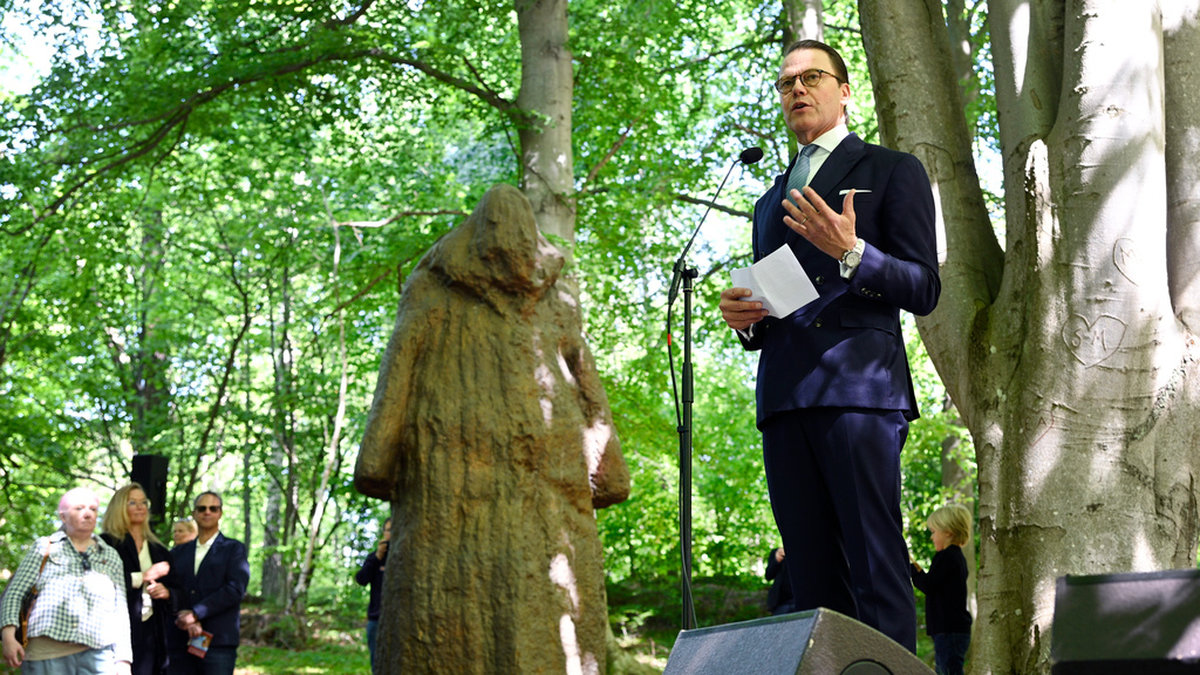 Prins Daniel inviger verket 'Osagd' av Charlotte Gyllenhammar i prinsessan Estelles skulpturpark på Djurgården.