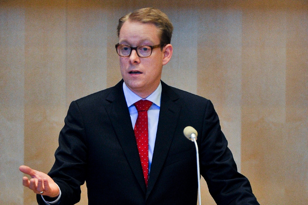Migrationsminister Tobias Billström (M) rasar mot att barn fick slå på "borgarpiñatas".