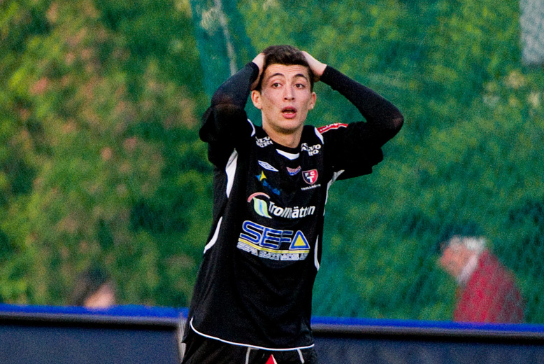 9. Petrit Zhubi, yttermittfältare. Betyg: 1/5. Gjorde succé i division 1 förra säsongen. Oprövad på allsvensk nivå. 9. Petrit Zhubi, yttermittfältare. Betyg: 1/5. Gjorde succé i division 1 förra säsongen. Oprövad på allsvensk nivå.