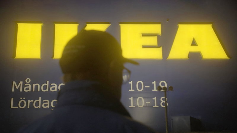 Ingvar Kamprads stiftelse vill att hans arv ska användas till 'utbildning och forskning', men en nära vän till Ikea-grundaren menar tvärtom att Kamprad ville se Norrlands företag gynnas av pengarna. Om detta handlar SVT:s dokumentär 'Kamprads miljoner'. Pressbild.