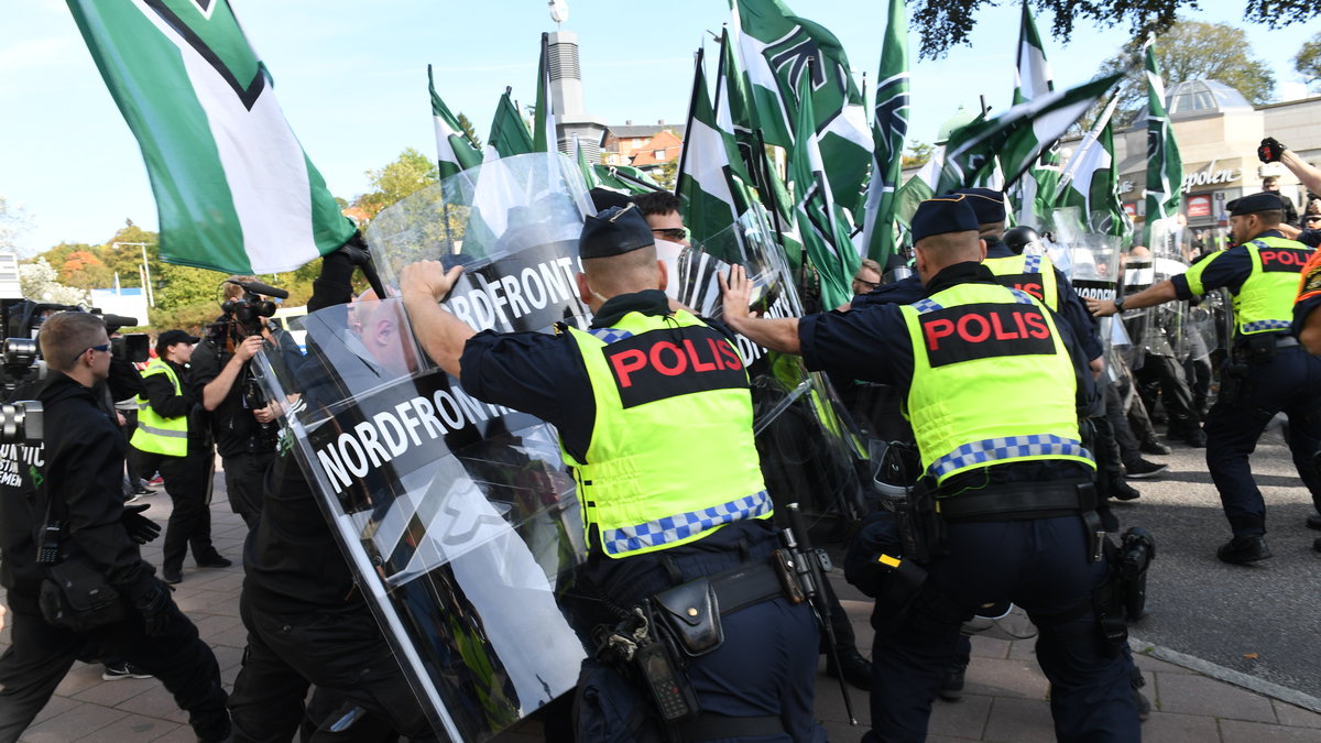 Strax efter klockan 13:00 på lördagen utbröt det oroligheter mellan Nordiska Motståndsrörelsen, NMR, och polis.