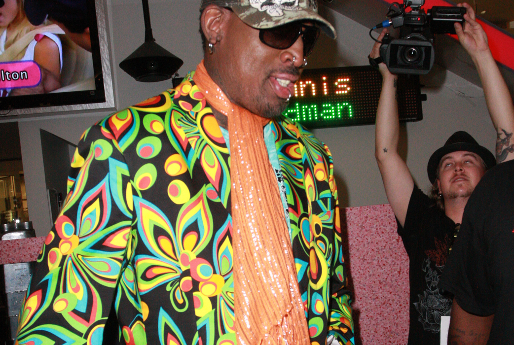 Dennis Rodmans stilsnille slår till igen. Det är ett under att han kunde fastna på bild? Dennis Rodmans stilsnille slår till igen. Det är ett under att han kunde fastna på bild?