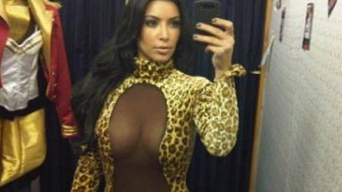 Kim Kardashian provade även sin Halloweendräkt i helgen. Snygg den va. Not. 