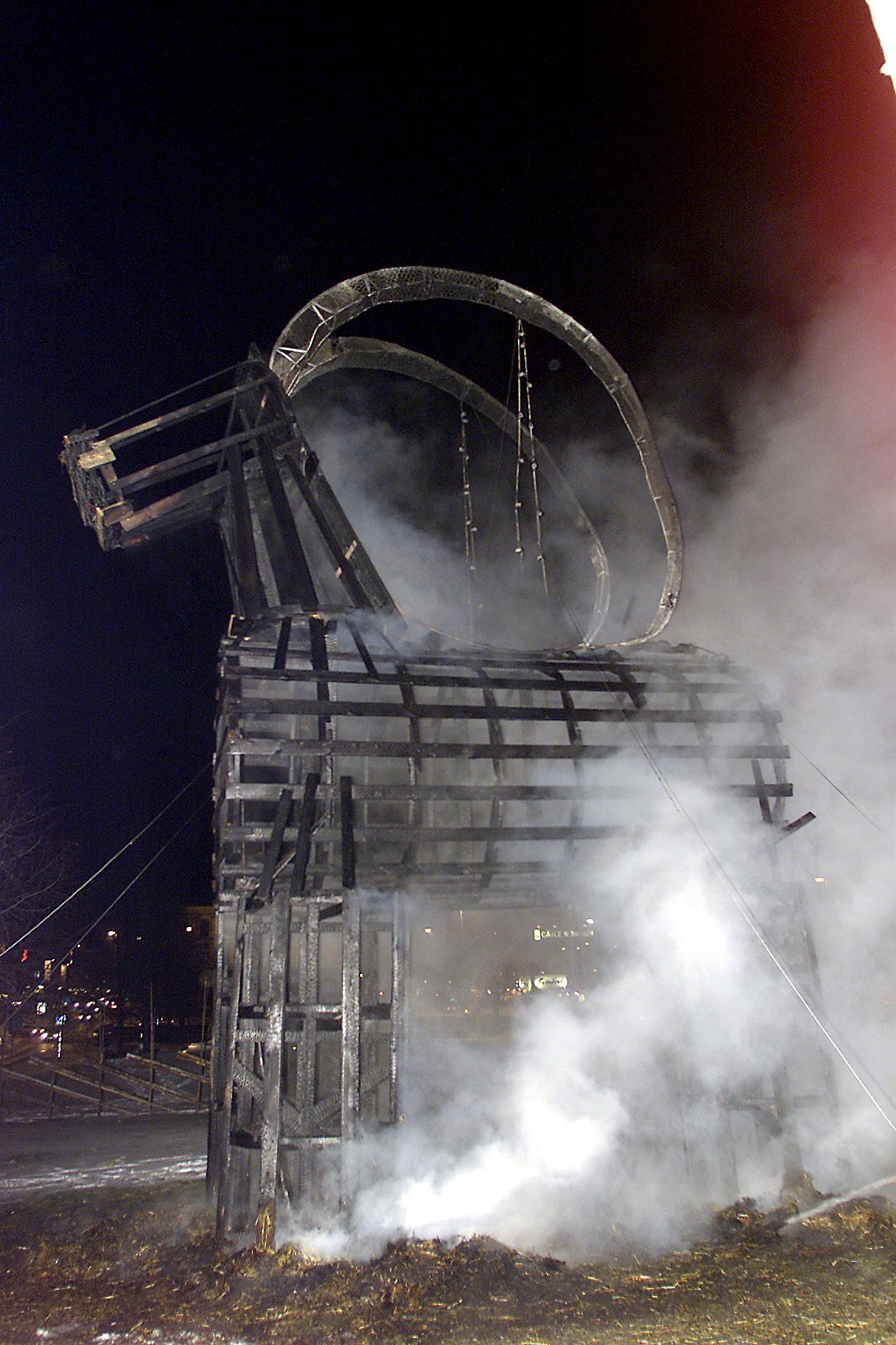 Liksom 2011 brann den traditionella Gävlebocken ner före julafton.