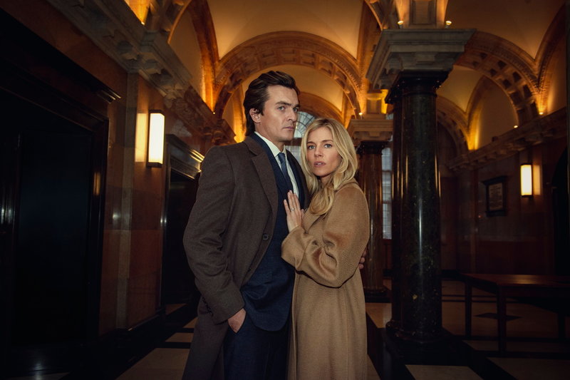 Sienna Miller spelar politikerhustru i 'Anatomy of a scandal'. Pressbild.