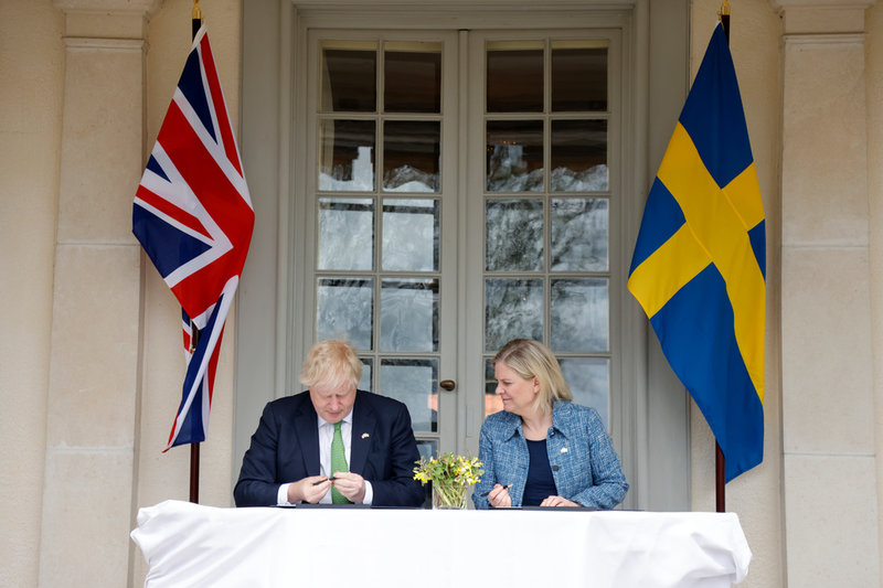 Storbritanniens premiärminister Boris Johnson och statsminister Magdalena Andersson signerar en politisk solidaritetsförklaring vid besöket på Harpsund.