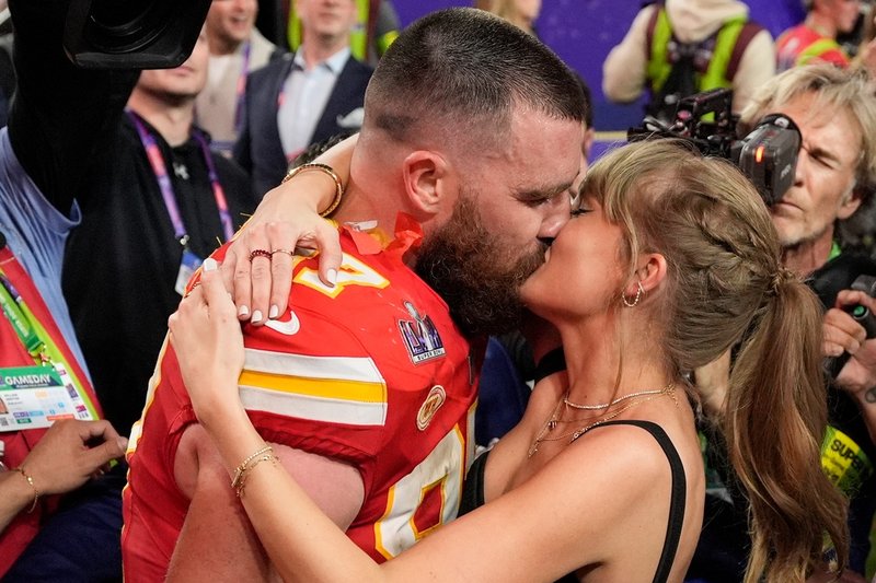Taylor Swift och fästmannen Travis Kelce efter att Kelces Kansas City vunnit Super Bowl 2024.